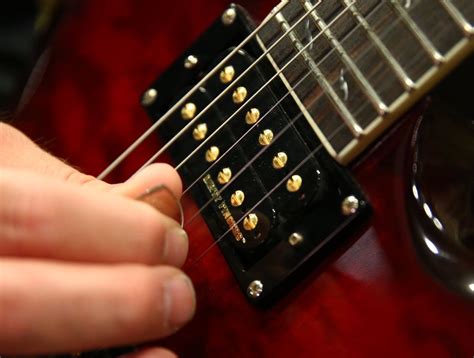 Best Guitar Picking Technique: Alternate vs. Directional Picking