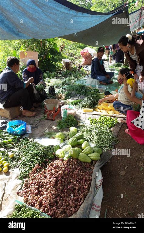 Traditional market in indonesia Stock Photo - Alamy