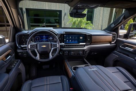 2024 Chevrolet Silverado 2500HD Finally Gets the Interior It Deserves | Edmunds