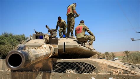 Israeli tanks attack Hamas targets in Gaza Strip | News | Al Jazeera