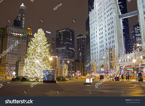 Chicago Christmas Tree On The Magnificent Mile - North Michigan Avenue Stock Photo 126146276 ...