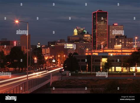 Des moines skyline at night hi-res stock photography and images - Alamy