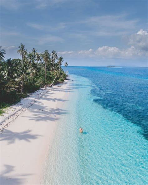 📍 Secluded Island in Balabac, Palawan 🇵🇭 |📸 Photo by @finn.snow 😉 Tag your travel buddies ...