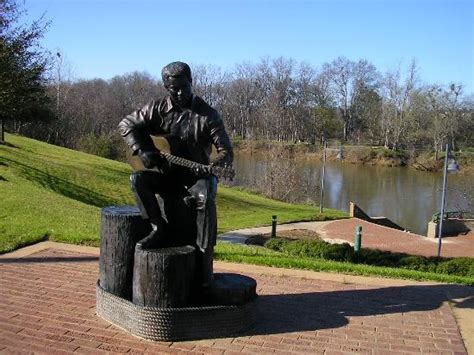 The Otis Redding statue at Gateway Park by the Ocmulgee River. - Picture of Macon, Georgia ...