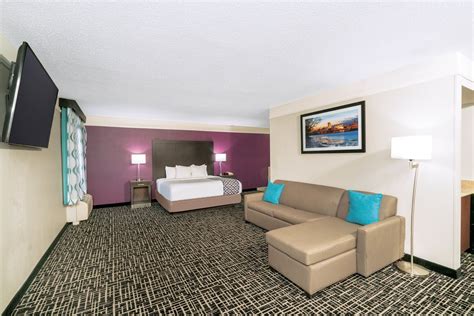 La Quinta Inn & Suites by Wyndham Latham Albany Airport | Latham, NY Hotels