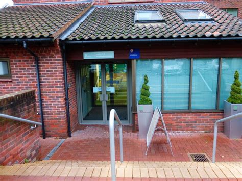 Patients' entrance at Spire Portsmouth... © Shazz cc-by-sa/2.0 :: Geograph Britain and Ireland