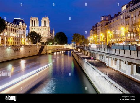 Seine river cruise paris night hi-res stock photography and images - Alamy