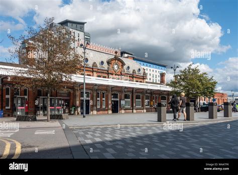 Slough railway station hi-res stock photography and images - Alamy