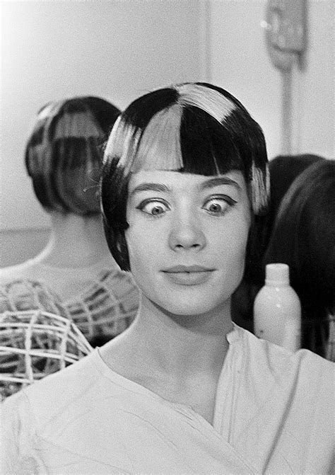 1965. La chanteuse Françoise Hardy chez son coiffeur Carita. Elle a décidé de changer de tête et ...