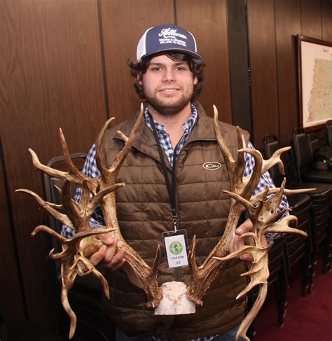 √ Scoring Whitetail Deer Antlers - Alumn Photograph