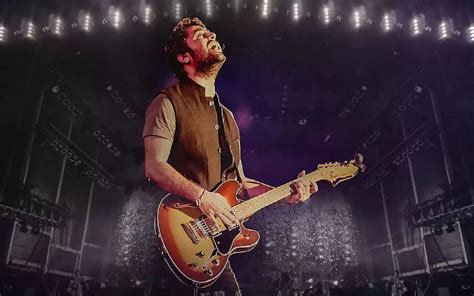 Arijit Singh Concert: Female fan pulled Arijit Singh's hand during the ...