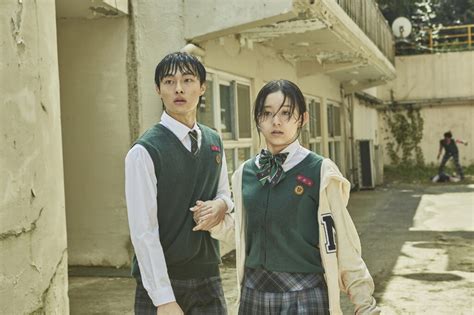 Review: Netflix’s latest Korean drama mixes high school tropes and zombie apocalypse | Datebook