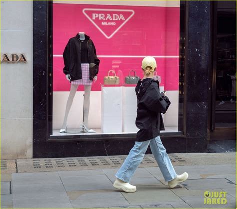 Ariana Grande Takes a Break from Filming 'Wicked' to Do Some Shopping in London: Photo 4921926 ...