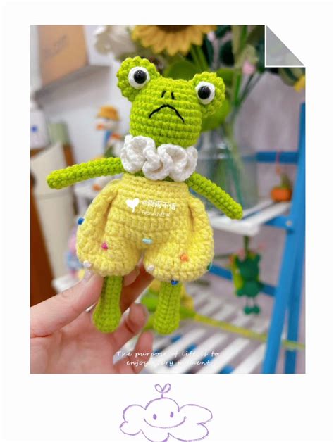 Crochet pattern of green frog with bulging eyes, wearing yellow pants.