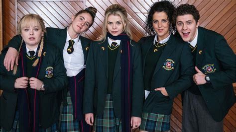 Derry Girls finale hailed as 'a triumph' by critics - BBC News