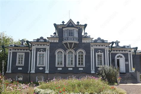 Vintage wooden building facade with carved windows, mezzanine. Irkutsk ...