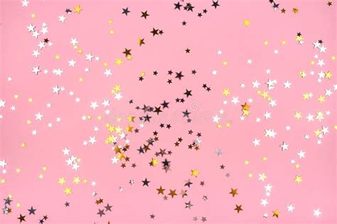 Estrellas Doradas Y Plateadas De Fondo Rosa Pastel Imagen de archivo ...