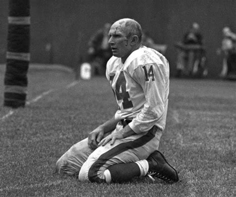 YA Tittle, Hall of Fame Quarterback, Dies at 90 | Newsmax.com