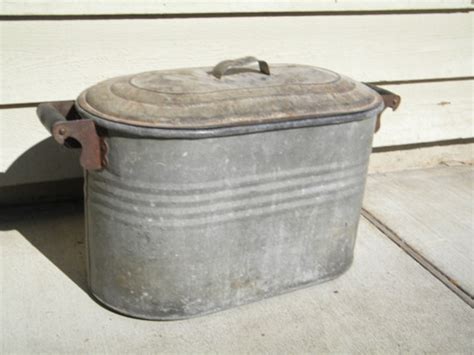 Oval shaped galvanized tub with lid