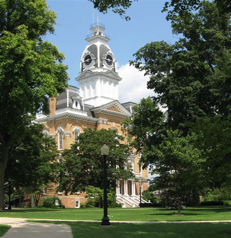 One Michigan college president brings in nearly $1 million in compensation | MLive.com