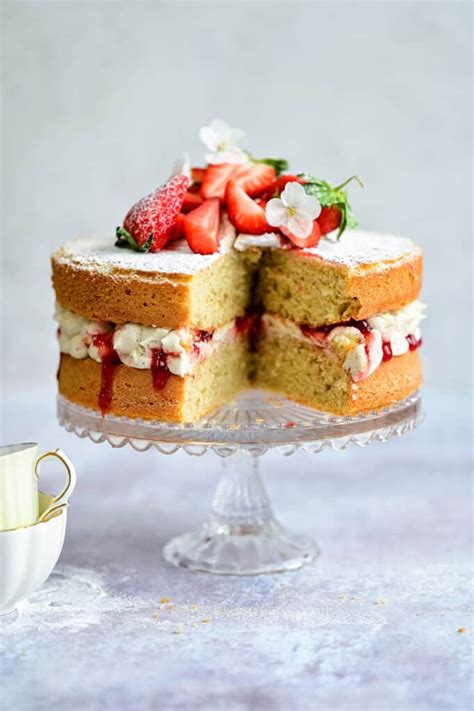 Mary Berry Victoria Sponge - Supergolden Bakes