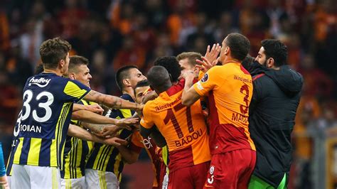 Galatasaray vs. Fenerbahce endet in Massenschlägerei | Fußball News ...