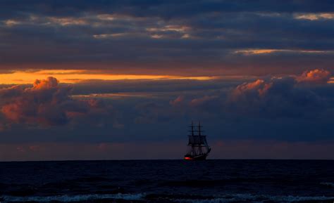 Sunset Sailing, landscape photo - Artur Rydzewski