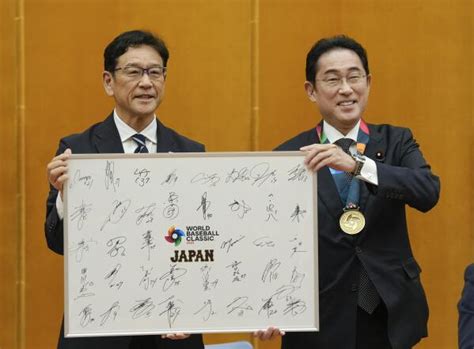 Japan's winning WBC team drops in on Prime Minister Kishida | AP News