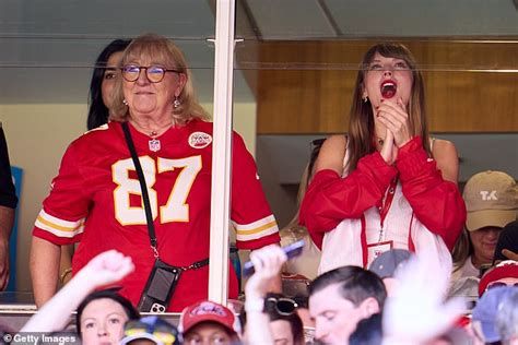 Taylor Swift's romance with Chiefs tight end Travis Kelce comes DESPITE her Eagles loyalty ...