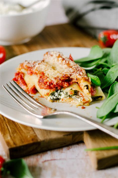 Spinach and ricotta cannelloni with tomato sauce - Recipe