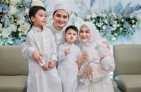 Alvin Faiz Pamer Foto Keluarga Bareng Istri dan Ketiga Anaknya, Wajah Yusuf Jadi Sorotan