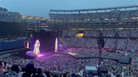 Taylor Swift MetLife - UzoamakaKenzi