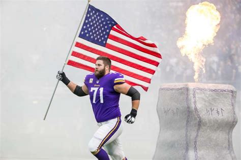 Minnesota Vikings surprisingly release LT Riley Reiff