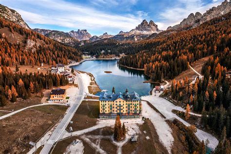 Foliage al lago di Misurina: un'esplosione di colori tra i riflessi ...