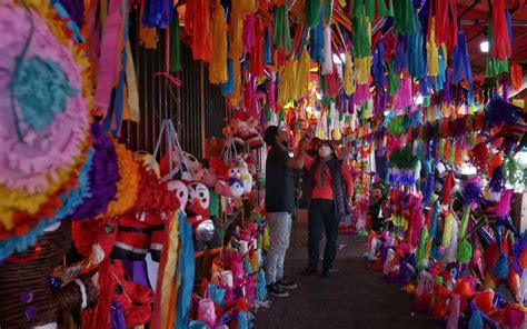 Conoce el significado de las posadas navideñas en México y de sus elementos como la piñata, el ...