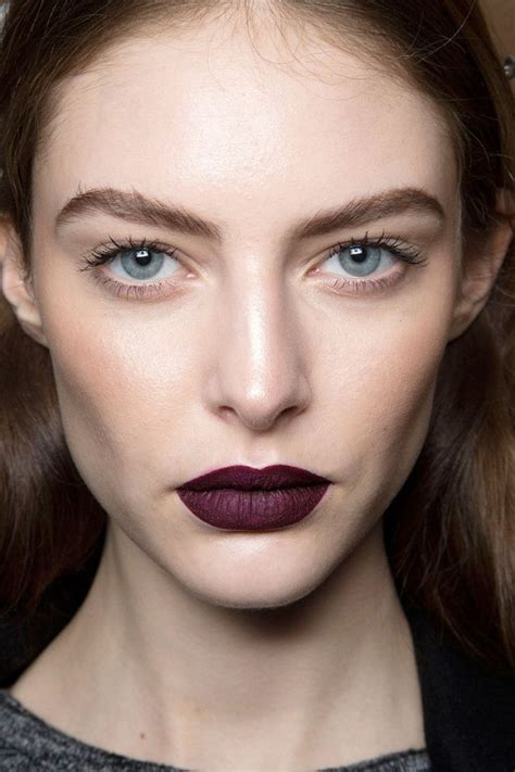 How To Wear Dark Purple Lipstick Like A Pro - fashionsy.com