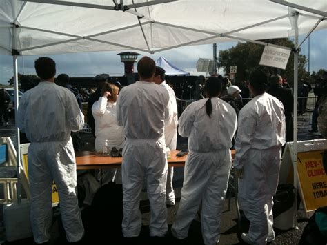 [Exclusive Photos] Steven Soderbergh On The Set Of ‘Contagion’