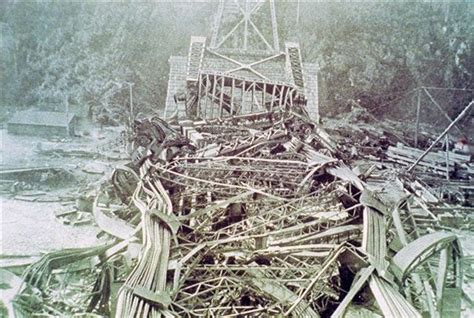 First Quebec bridge after it's collapse [600x403] : r/DestructionPorn