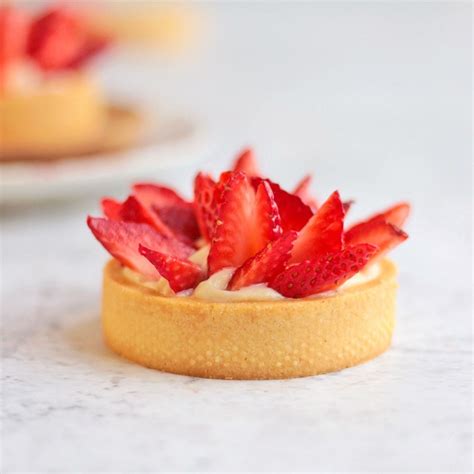 These Mini Strawberry Tarts with Custard Filling is the ultimate Summer ...