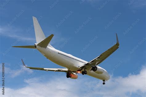 Boeing 737-800 landing Stock Photo | Adobe Stock