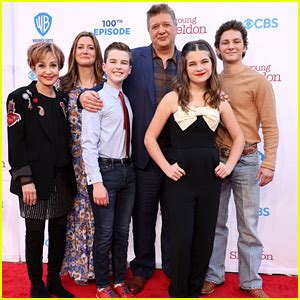 Iain Armitage, Zoe Perry & 'Young Sheldon' Cast Celebrate 100th Epi...