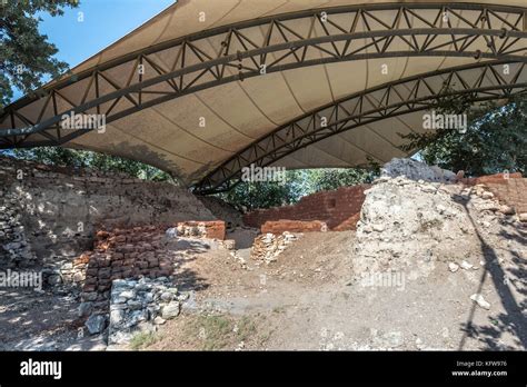 Ruins of ancient legendary city of Troy in Canakkale, Turkey Stock Photo - Alamy