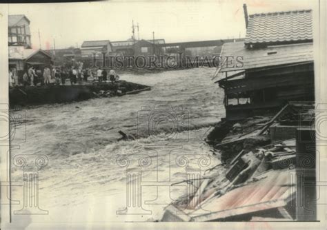 1958 Press Photo Flooding caused by Typhoon Ida Meguro River, Tokyo Ja - Historic Images