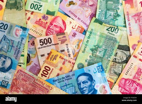 Billetes de diversas denominaciones de Pesos Mexicanos Fotografía de stock - Alamy