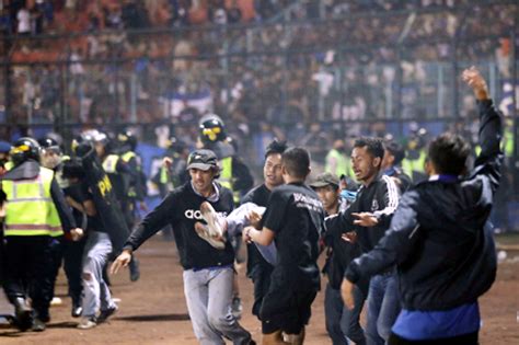 125 dead following stampede during soccer match at Indonesia - Daily Excelsior