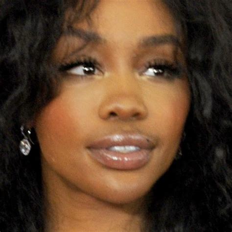 SZA Makeup: Black Eyeshadow, Brown Eyeshadow & Nude Lipstick | Steal Her Style