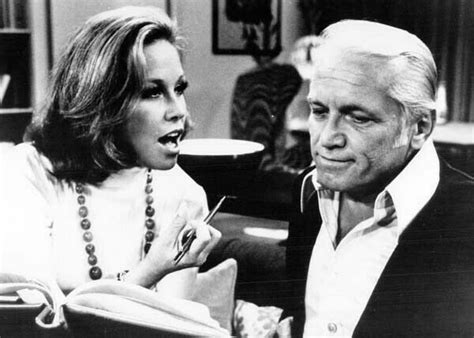 Mary Tyler Moore Show Mary confronts Ted Knight as Ted Baxter 5x7 inch photo - Moviemarket