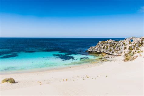 Overlooking Parakeet Bay on Rottnest Island Western Australia 5872x3915 (OC) : r/EarthPorn