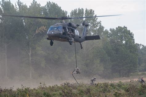 Pathfinders teach White Currahee scouts tactical fast rope techniques | Article | The United ...