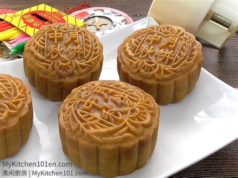 Making Traditional Mooncake with Lotus Seed Paste Filling | MyKitchen101en.com